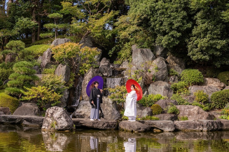 滝の流れる日本庭園で残す和装撮影