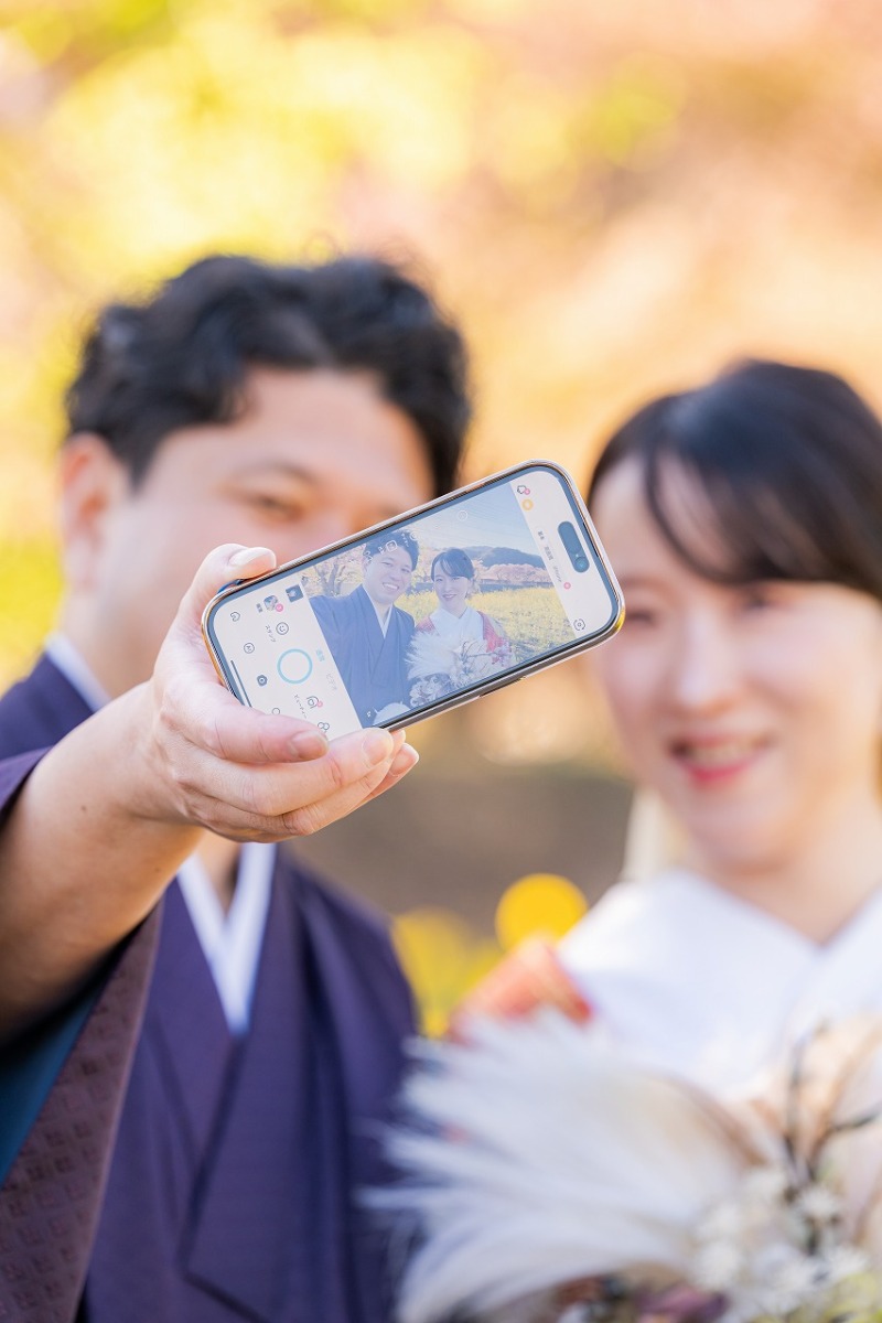 河津桜の季節に楽しむ自然な笑顔の一枚