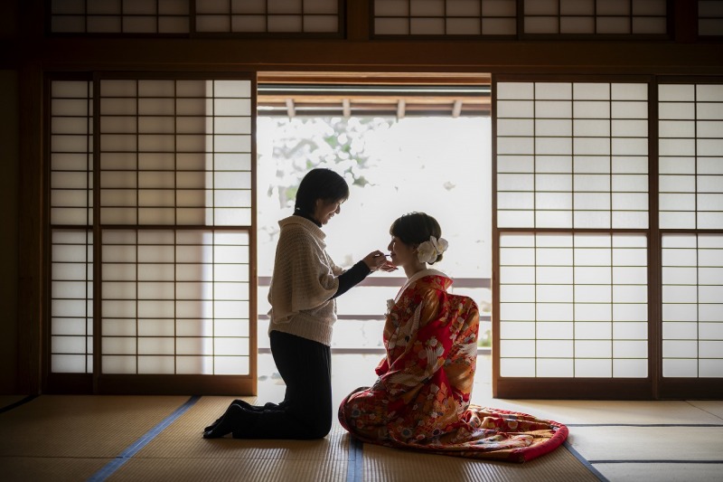親子で迎える和装のお支度シーン