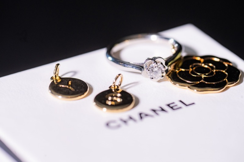 大切なCHANELの婚約指輪と記念チャームを共に