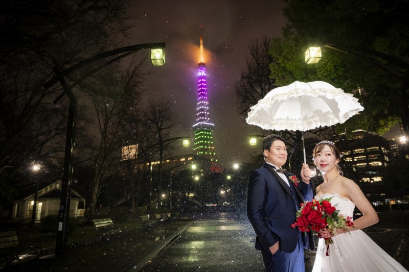 この日の限定カラーに色づく東京タワーを背景に一枚
