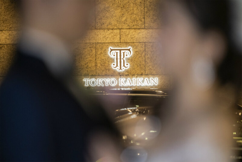 ロゴを目立たせたショット