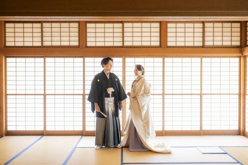和室に差し込む光の中でふたり並んで美しい撮影に♡