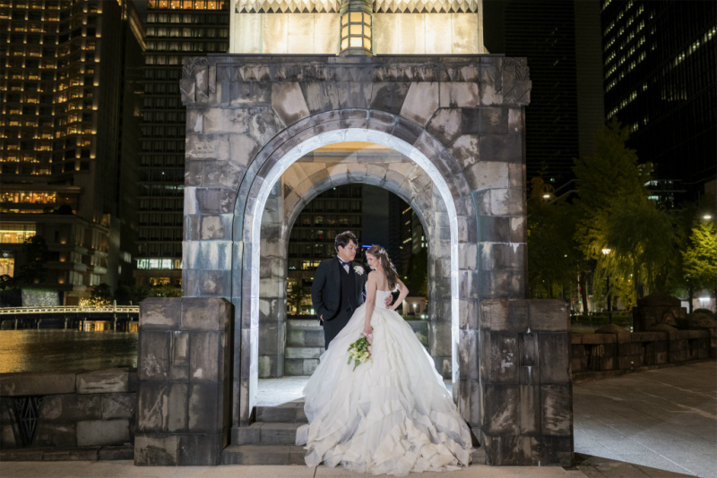 和田倉門にて全身ショット