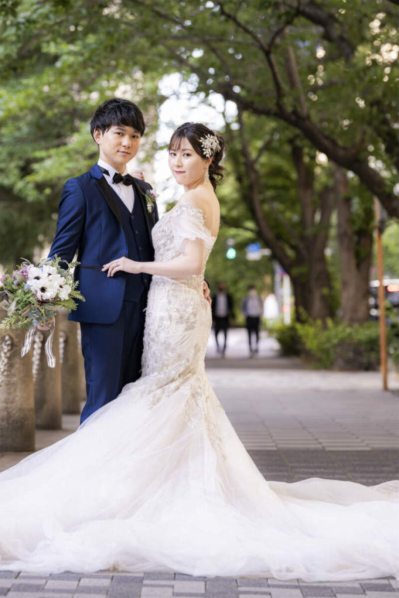 日銀前の並木の通りで寄り添うポーズ♡