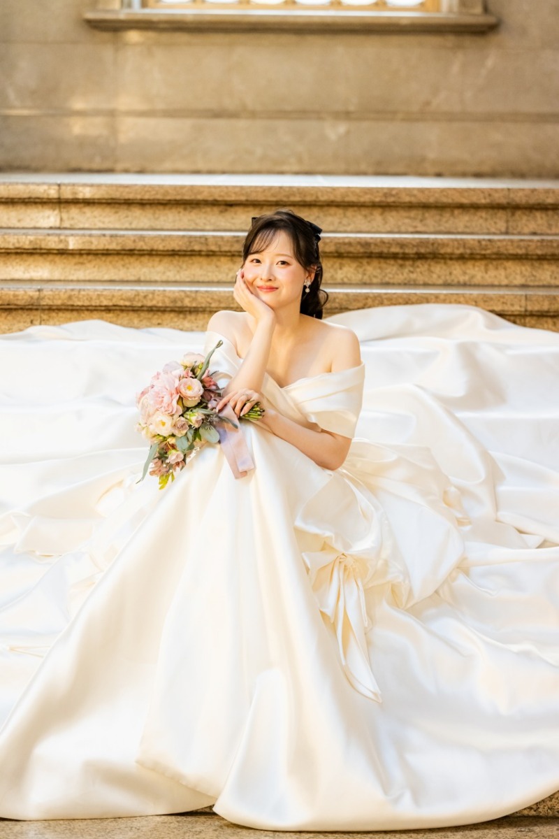 階段いっぱいに広がるドレスと、ご新婦様の輝く笑顔