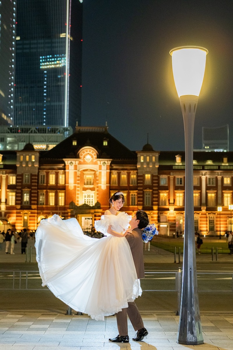 ドレスが広がる夜の抱っこショット