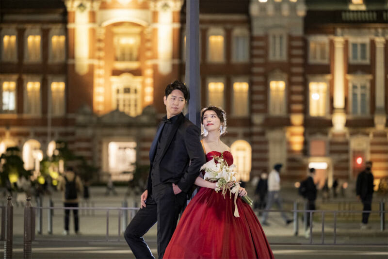 東京駅をバックに