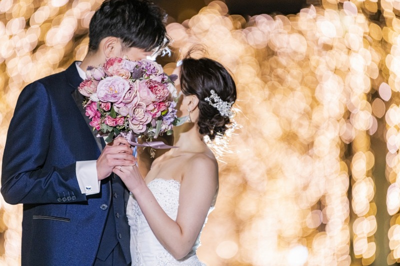 ブーケで顔を隠して
