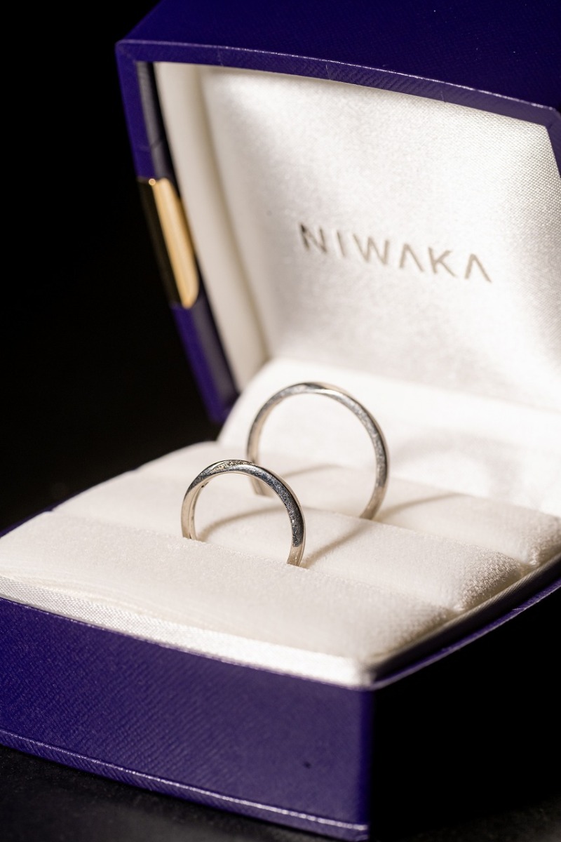 おふたりの歩みを見守る結婚指輪の一枚