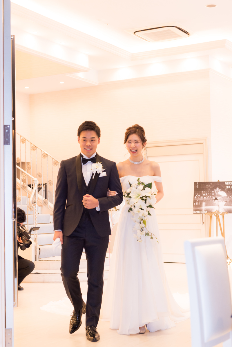 ご新郎ご新婦さま入場！