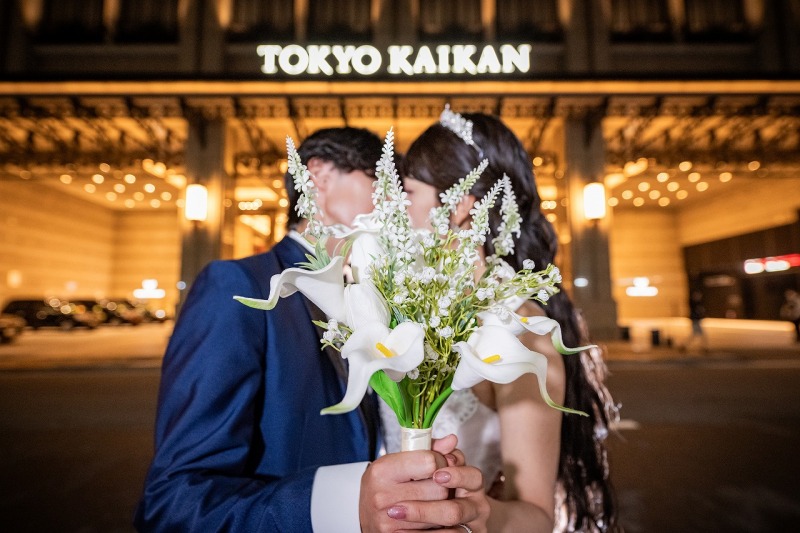 東京會舘の前でブーケ越しの一枚