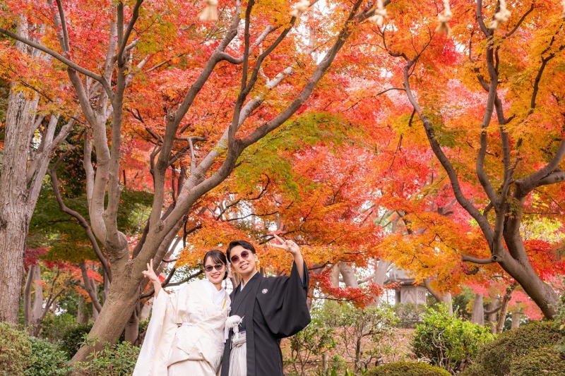 紅葉に囲まれた自然体のおふたり