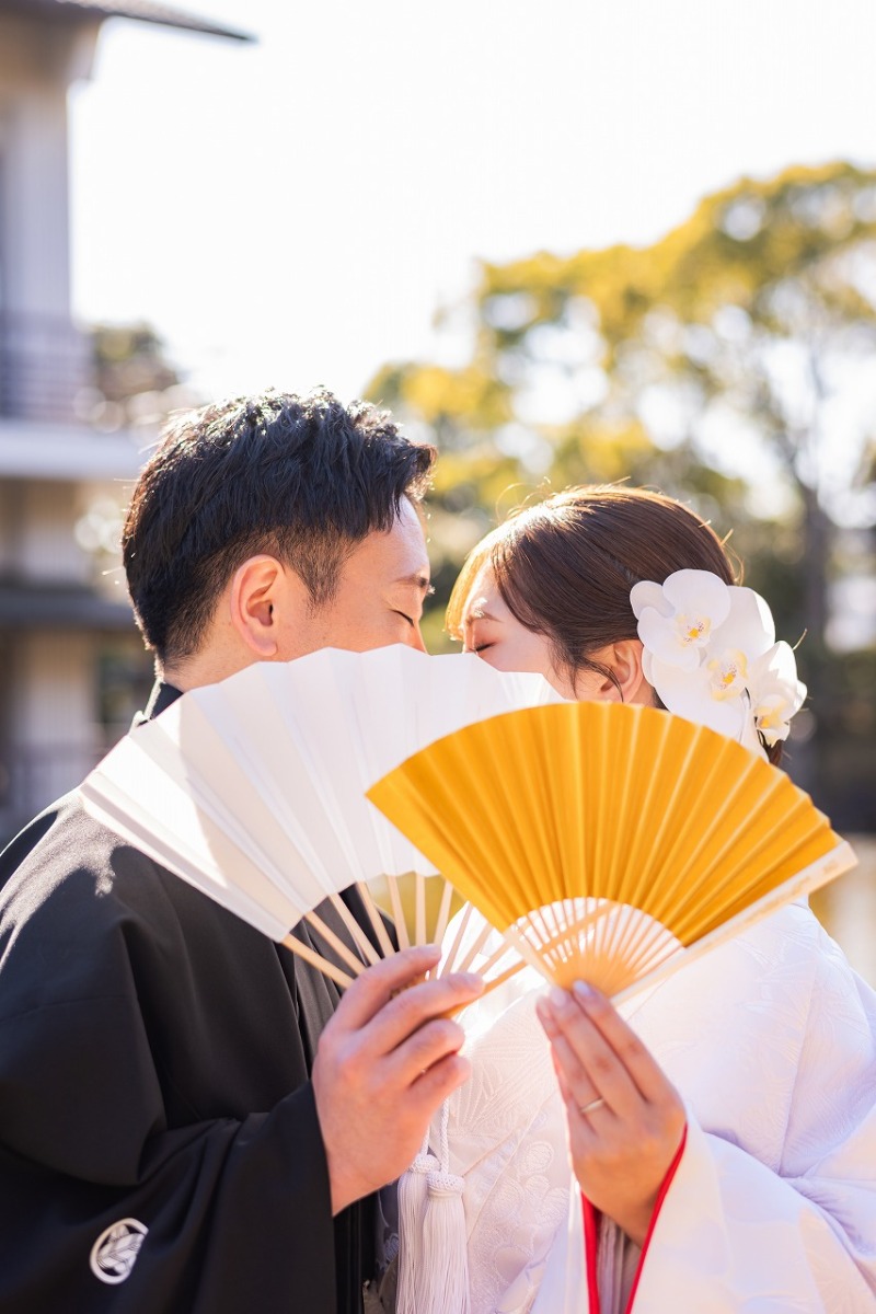 扇子で彩る和装フォトのワンシーン
