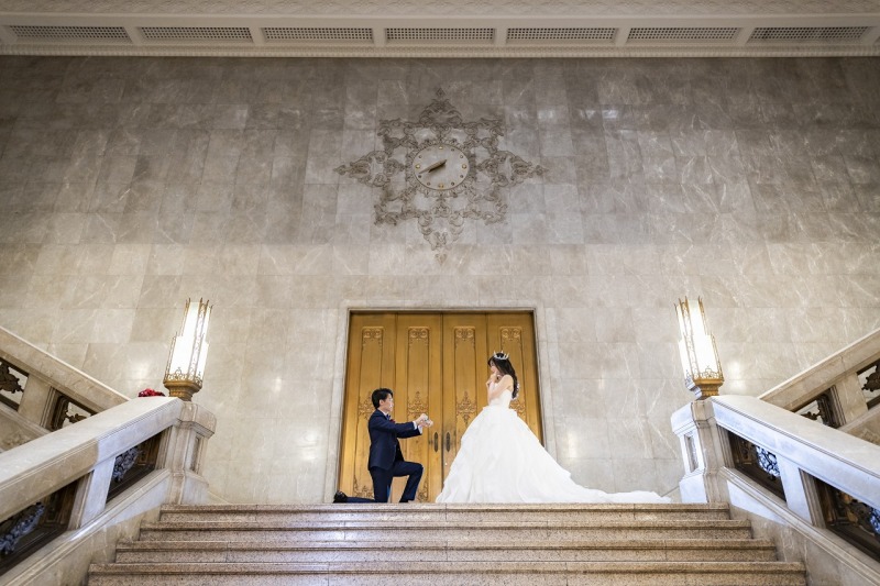 中央の階段前で