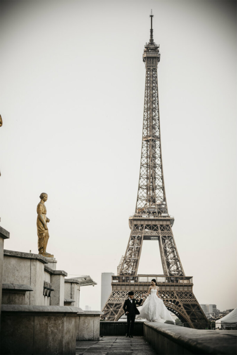 エッフェル塔近くでエスコートショットを