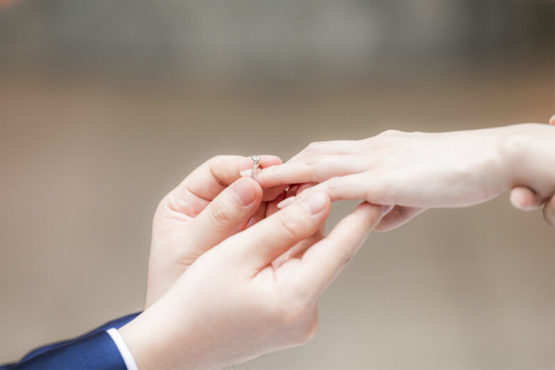リングを左手の薬指へ…お手元ショット♡