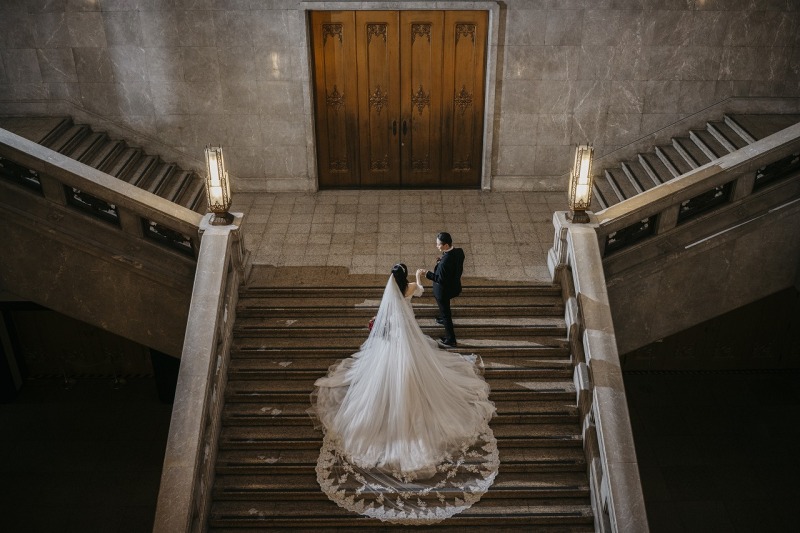 大階段でベールを着けてエスコートショットを