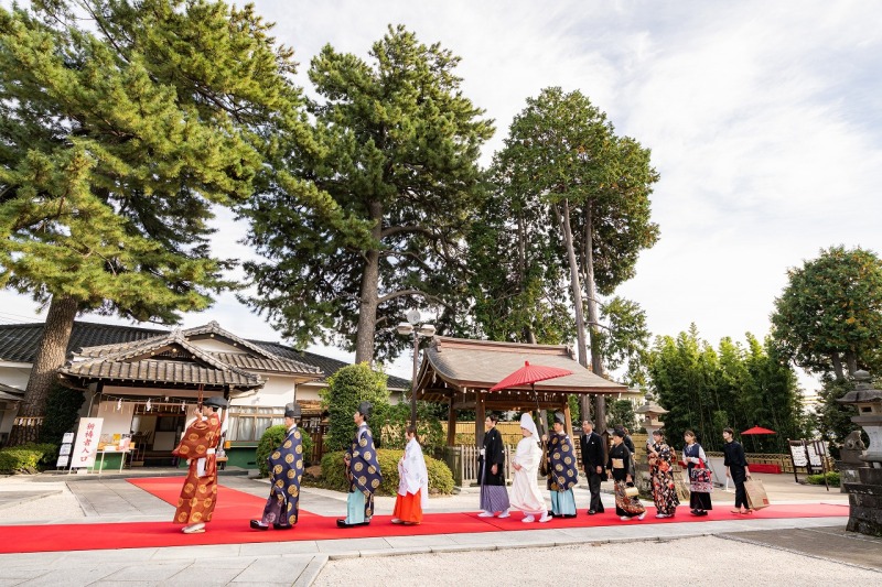 伝統を感じる神社挙式の参進シーン