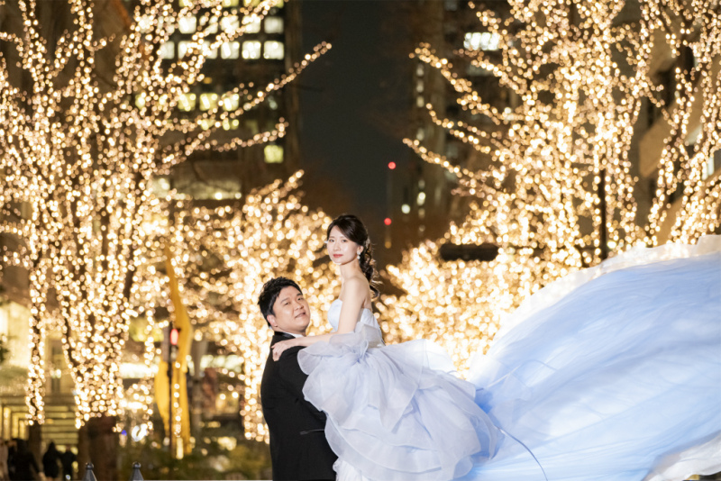 イルミネーションの街並みで抱っこショット