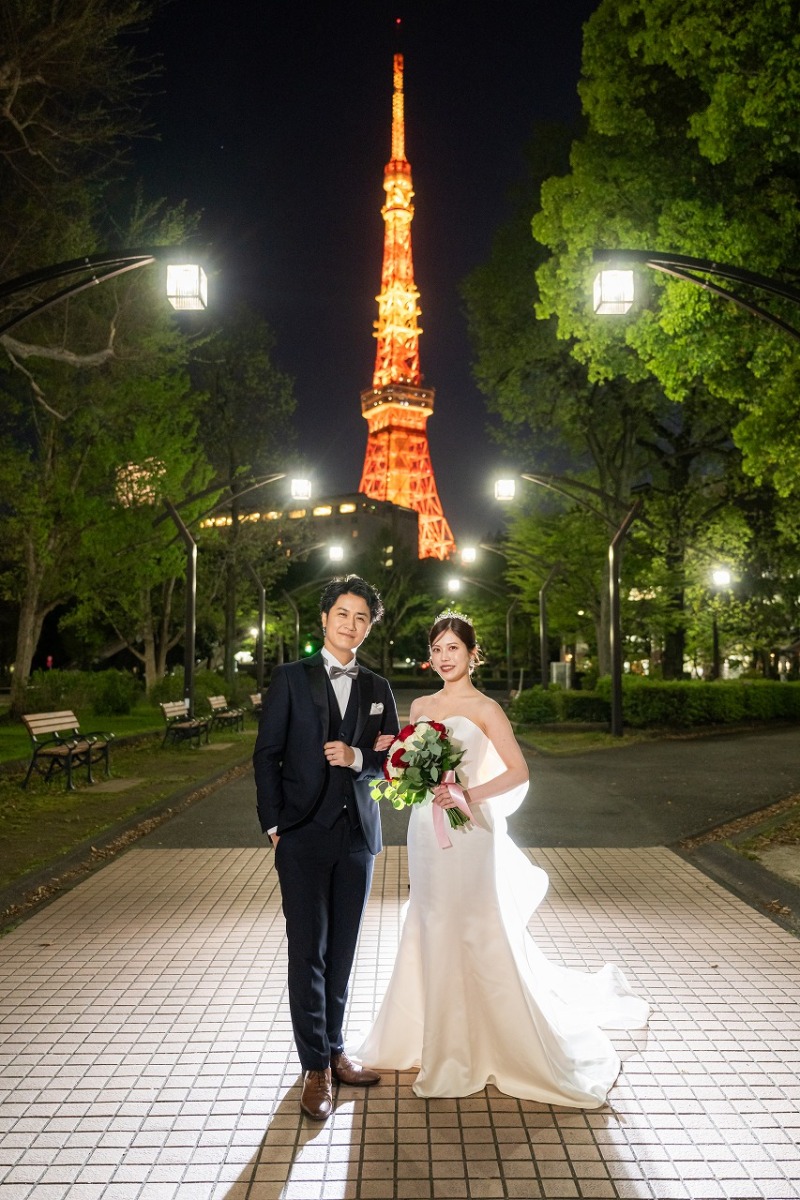 夜の東京タワーと一緒に残す王道の立ち姿ショット!