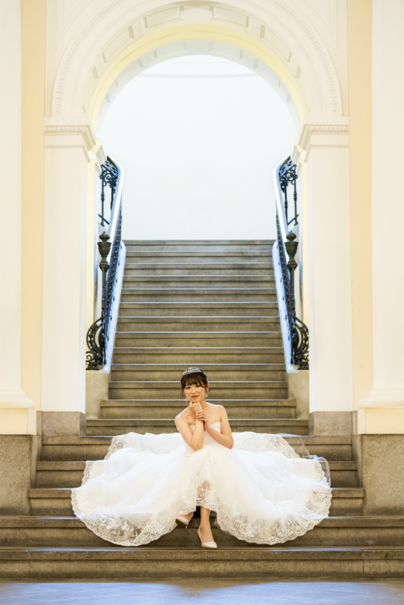 階段でエレガントなお座りショット！