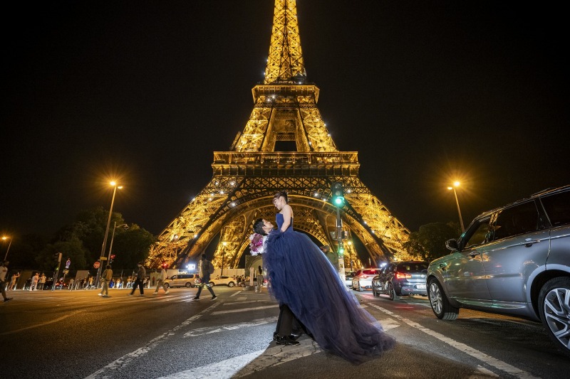 パリを満喫する華麗なハネムーンフォト