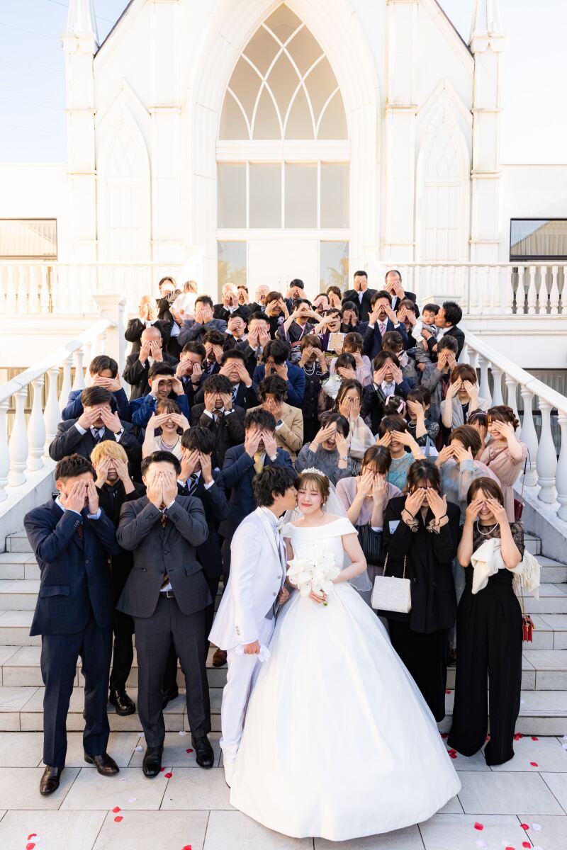 みんなが目を隠すなか、おふたりは…☆