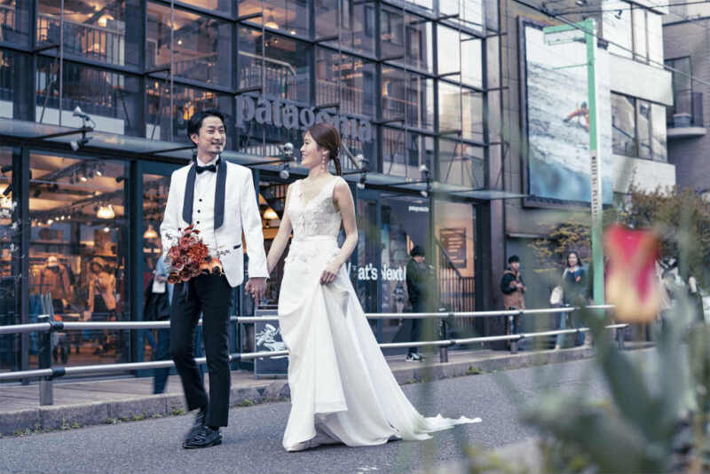 キャットストリートで手を繋ぐウォーキングショット