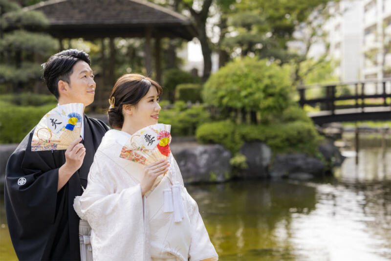 夫婦扇子で楽し気な一枚を