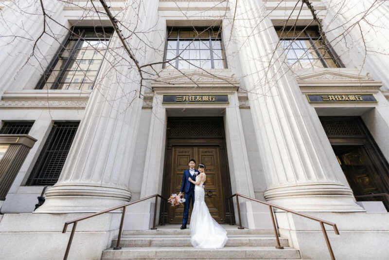 日銀前で寄り添って♪