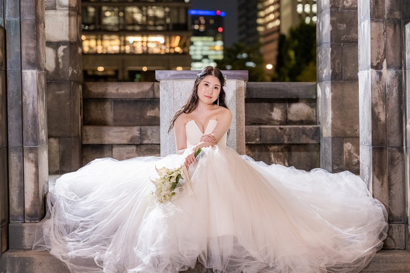 ふんわり広がるドレスが印象的な一枚