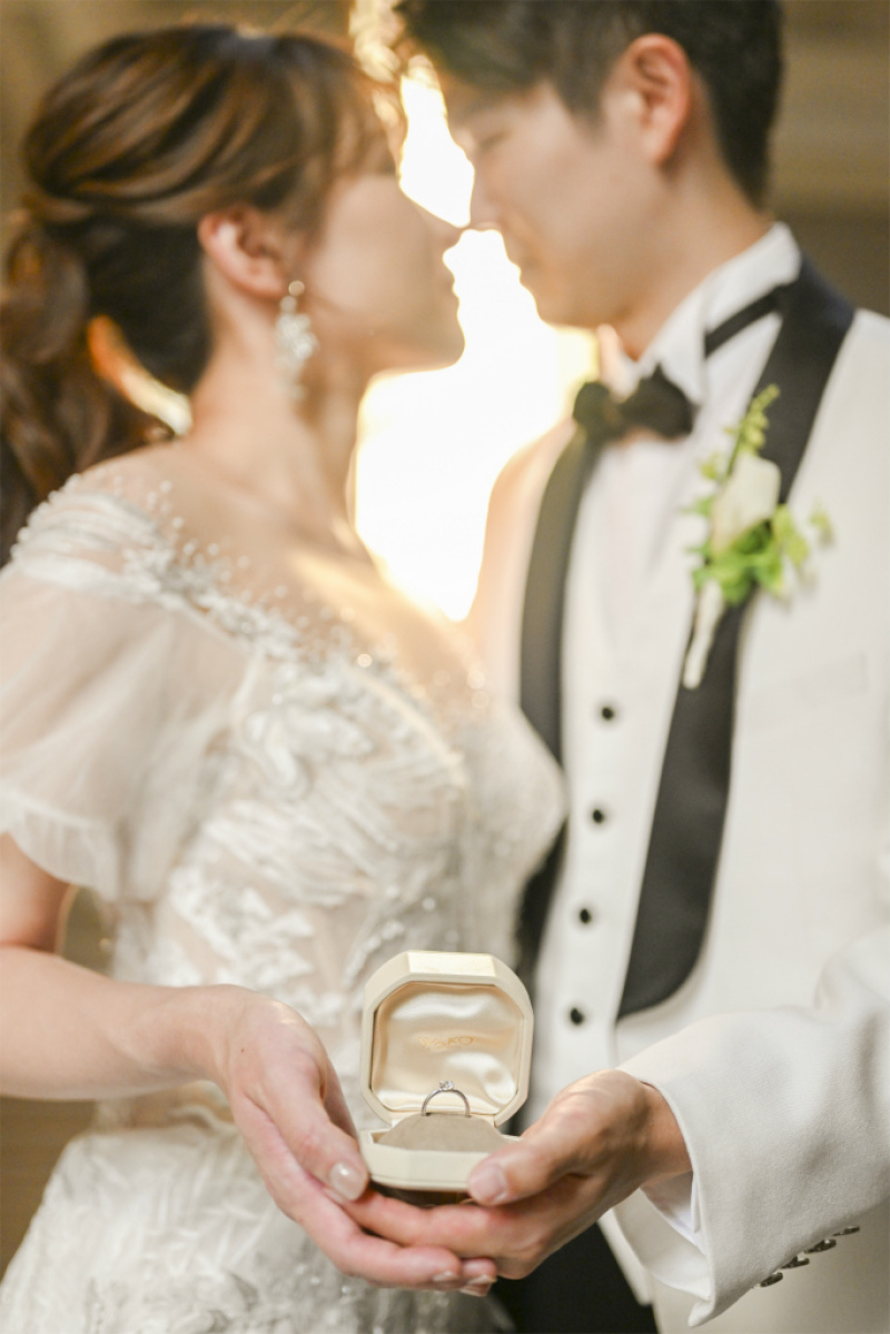 指輪のケースを持って