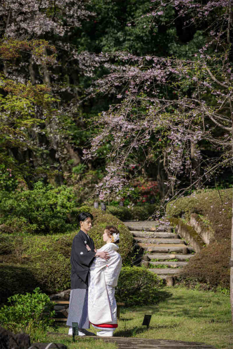 花咲く庭園で寄り添う一枚