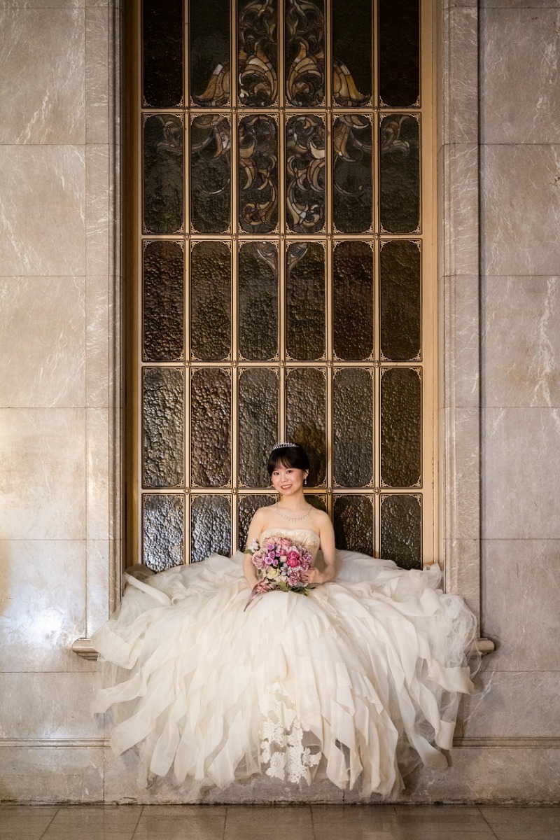 クラシカルな窓辺で残す花嫁のソロショット