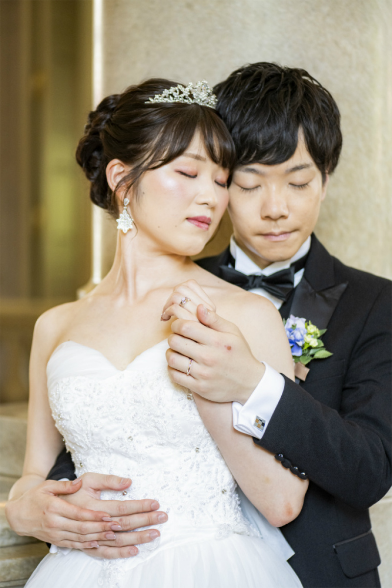 そっと寄り添うバックハグ