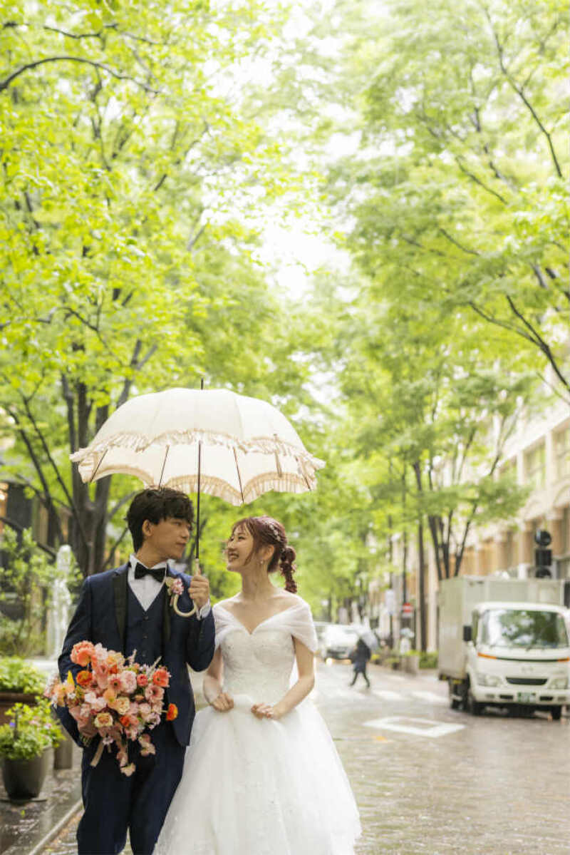 緑鮮やかな丸の内仲通りでのウォーキングショット☆