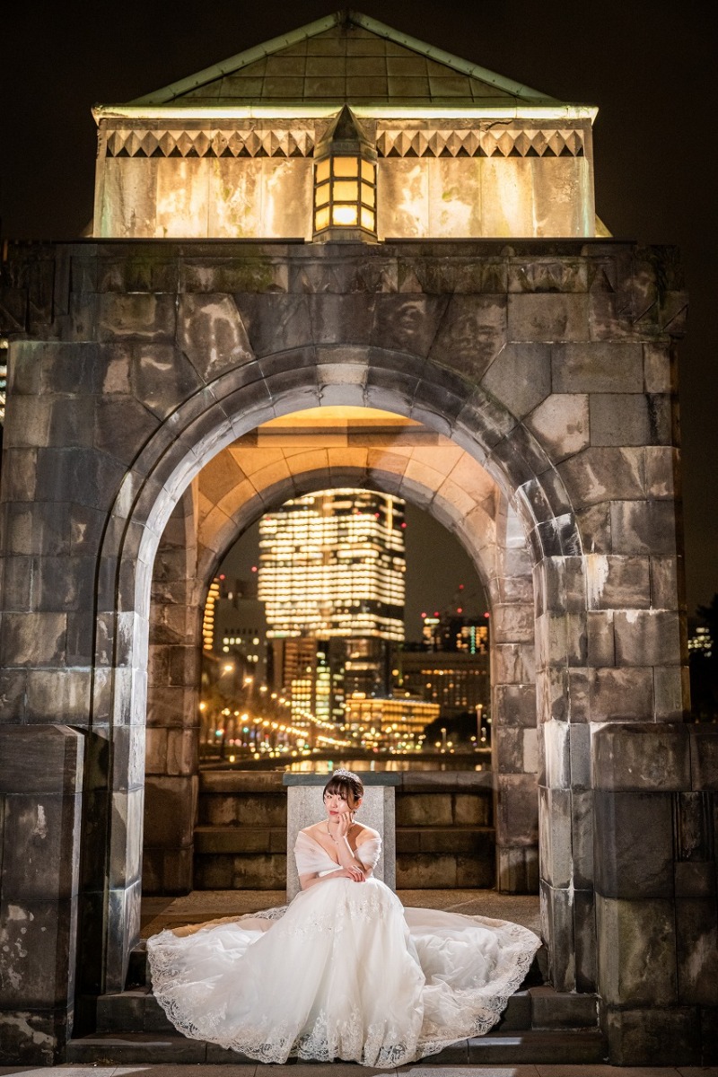 夜景を背景に残すご新婦様のソロショット