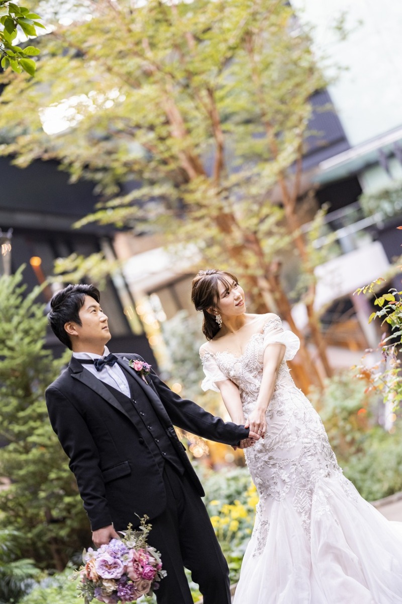 手を引くポーズでワクワクを！