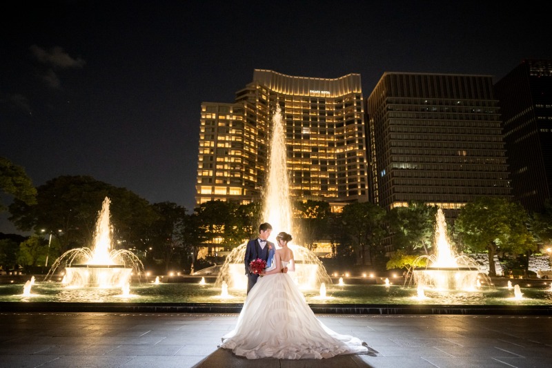 パレスホテルと噴水の前で