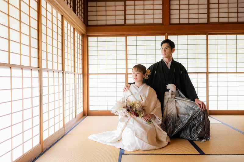 障子越しの光に包まれた和装の夫婦姿