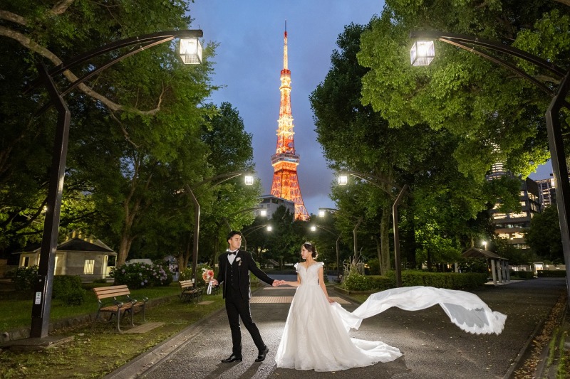 夜景に映える、ロングベールと夜の東京タワーフォト
