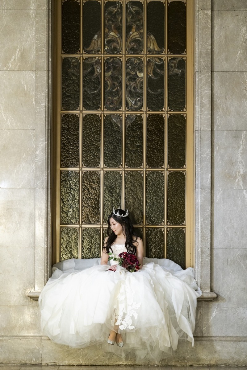 ステンドグラスの前で