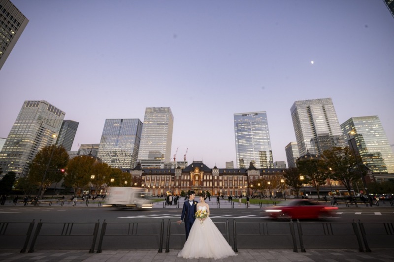 まだ少し明るい時間の東京駅の真ん中で…♡