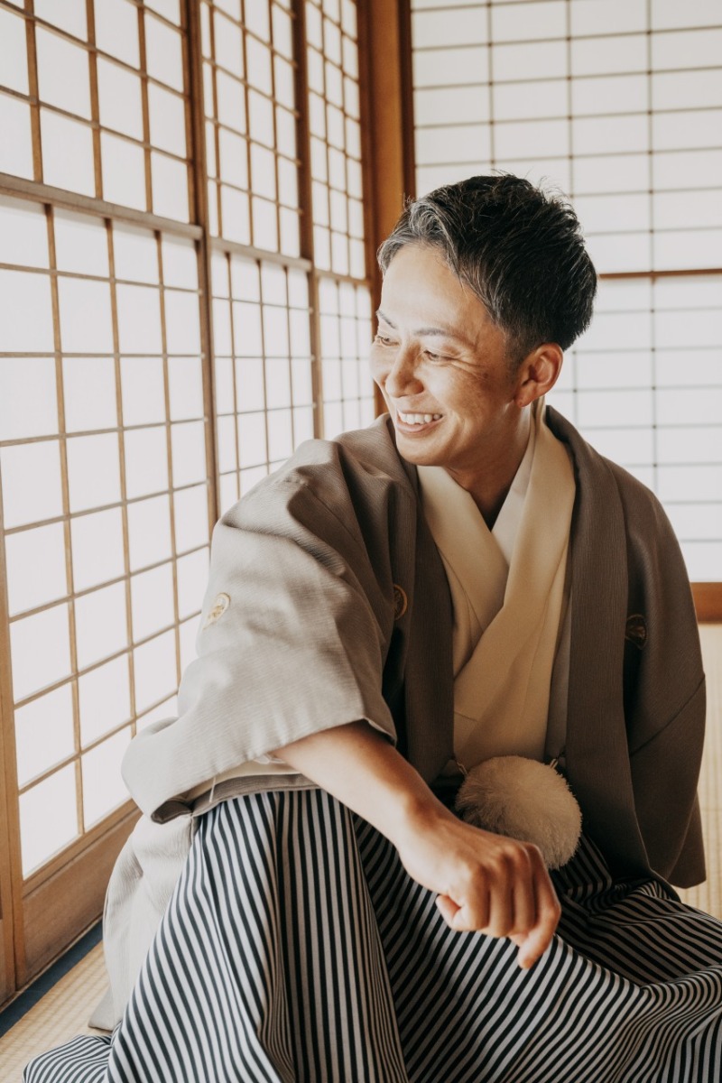 障子から差し込む光の中で、ふとこぼれた笑顔