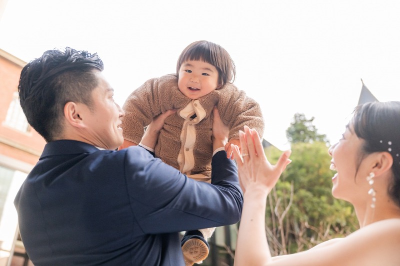 お子様の笑顔に包まれた家族のひととき