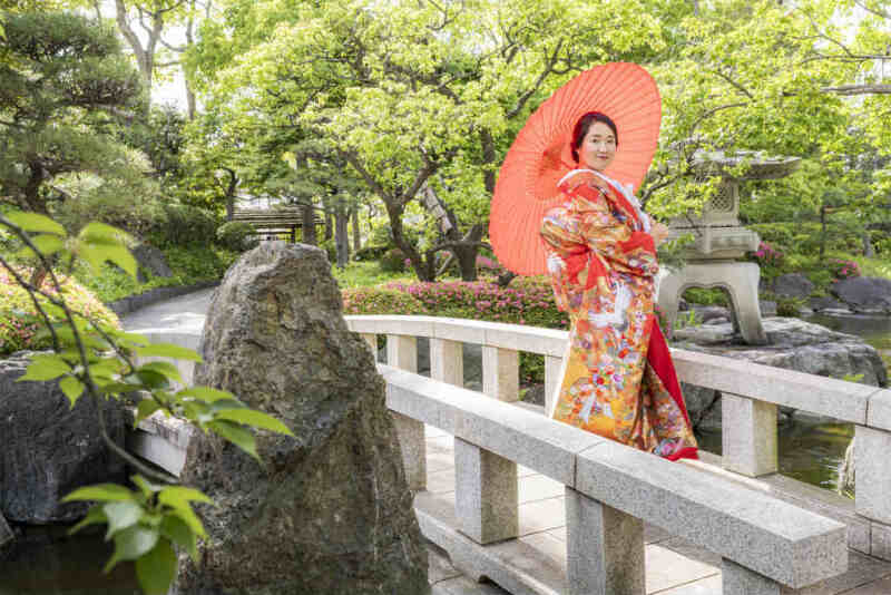 石橋の上ではんなりと傘を差して♪