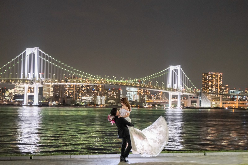 レインボーブリッジを背に抱っこショット!