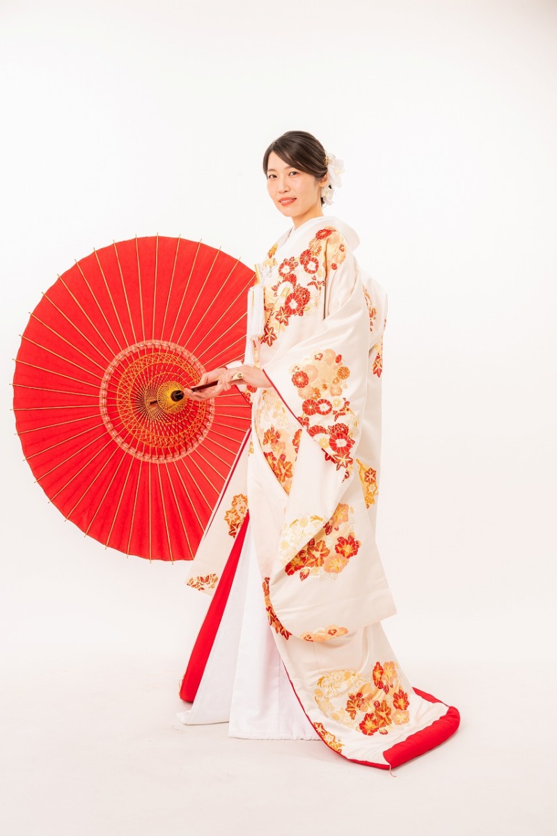 スタジオ和装で番傘を使ってのご新婦様ソロショット