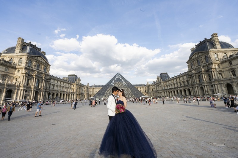 ルーブル美術館でおでここつん